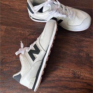 New balance shoes white & black